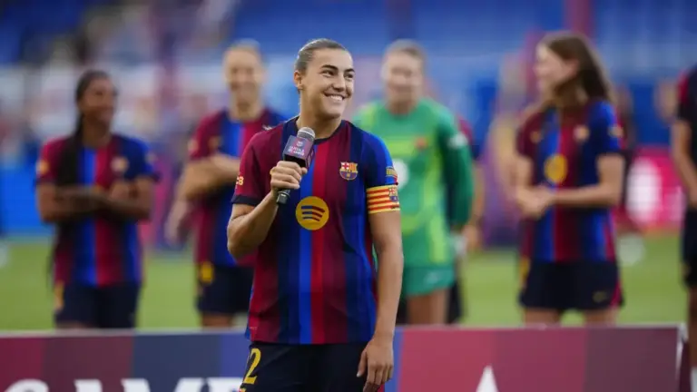 Patri Guijarro speaking as Barca Femeni first captain at the Estadi Johan Cruyff